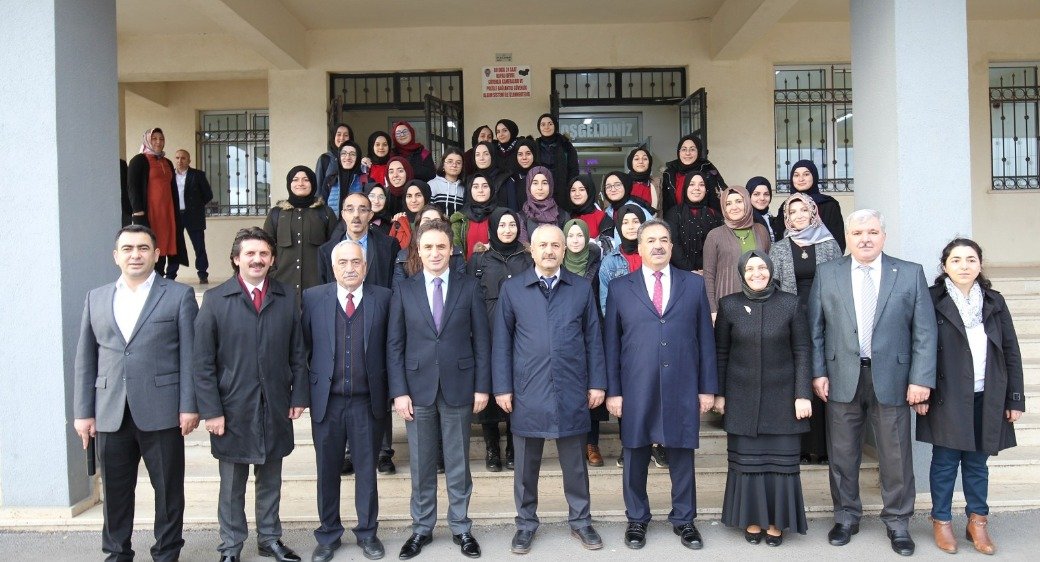 Kaymakam Güler ve Başkan Büyükgöz bayrak törenine katıldı