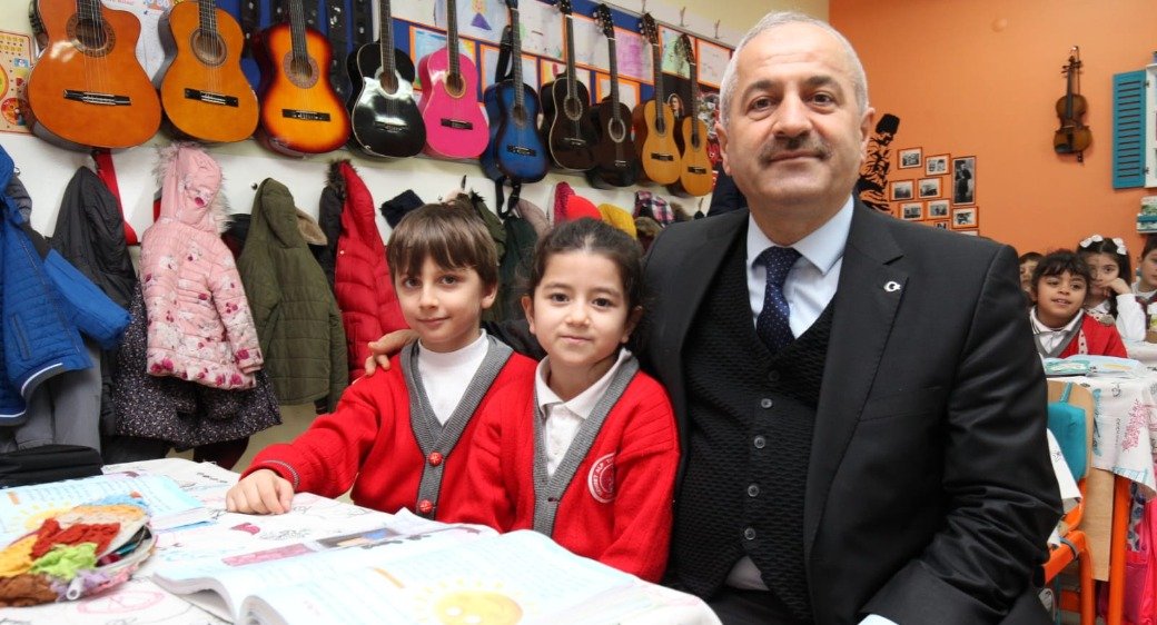 Kaymakam Güler ve Başkan Büyükgöz M. Alp Tiryakioğlu İlkokulu’nda