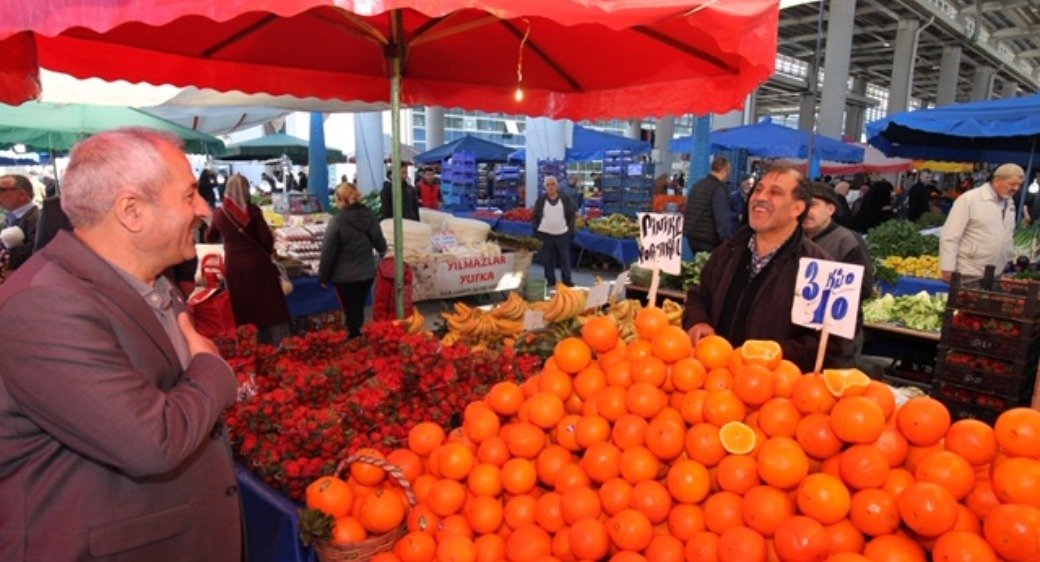 Başkan Büyükgöz  Cuma Pazarında