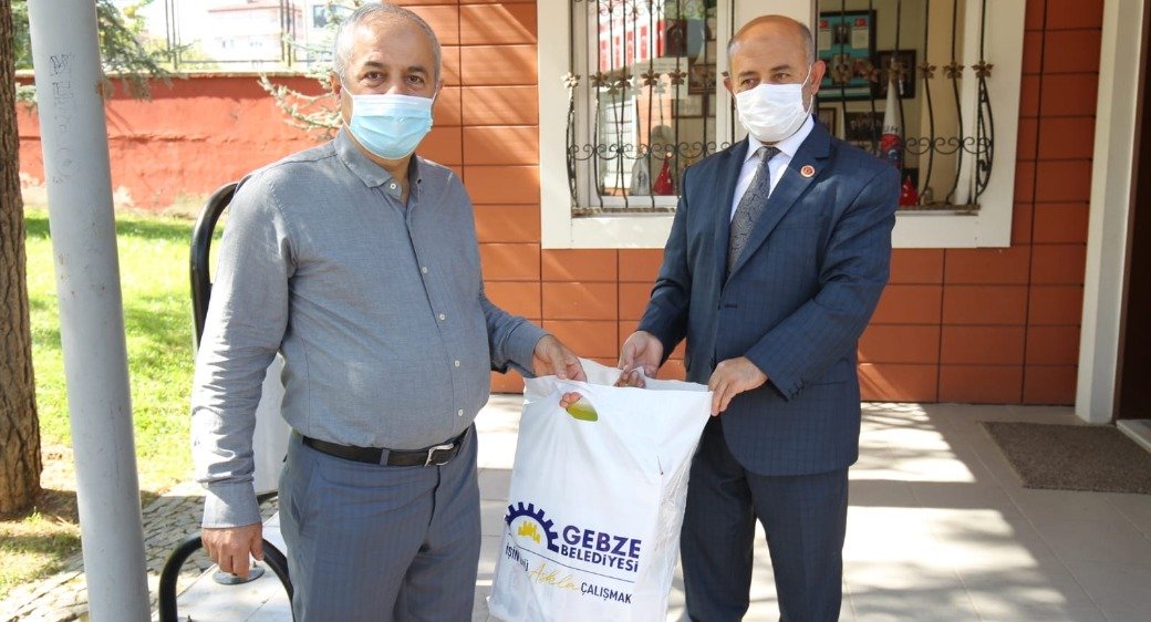 Gebze’de Muhtarlara Hijyen Seti Desteği