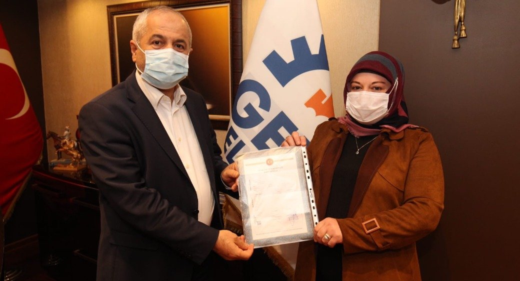 BAŞKAN BÜYÜKGÖZ´E HÜRRİYET SAKİNİNDEN TAPU TEŞEKKÜRÜ