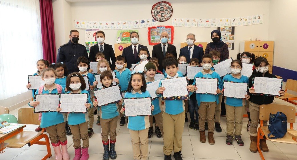 Gebzeli öğrencilere karneleri protokolden