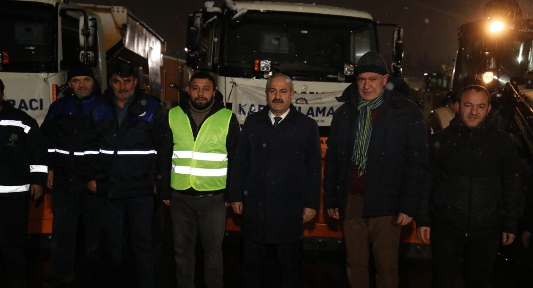 Gebze’de karla mücadele çalışmaları sürüyor