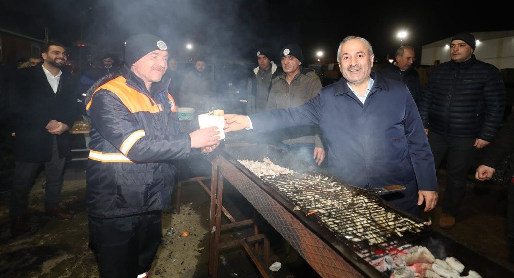 Başkan Büyükgöz’den mesai Başkan Büyükgöz’den mesai arkadaşlarına balık ikramı