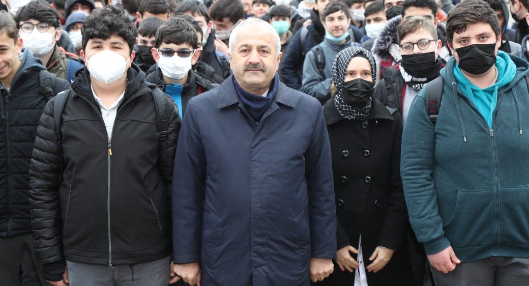 Büyükgöz’den öğrencilere  hediye spor malzemeleri  