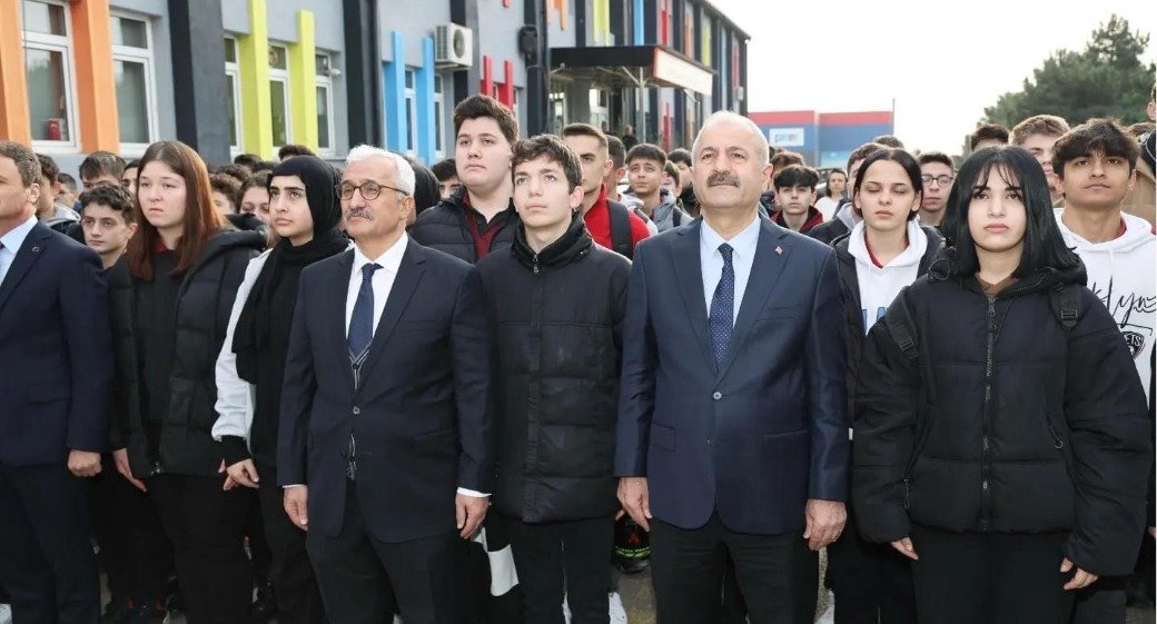 Kaymakam Özyiğit ve Başkan Büyükgöz  Pagev Meslek Lisesi Bayrak Töreninde