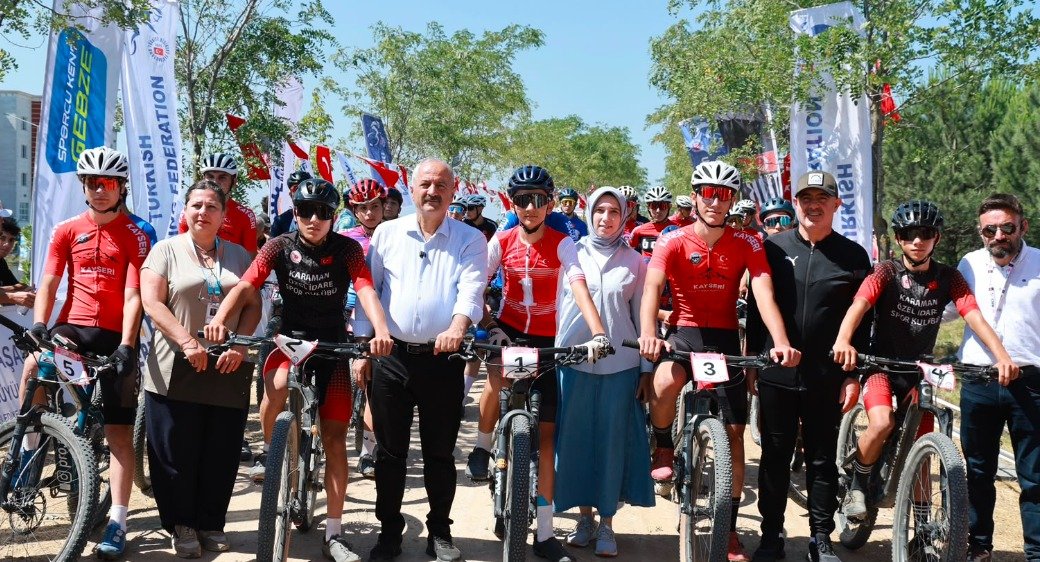 Başkan Büyükgöz, 4. Uluslararası Dağ Bisikleti Kupası'nın Startını Verdi
