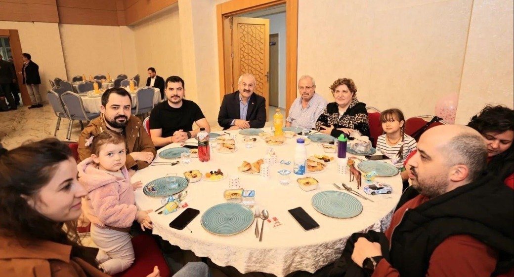 Kaymakam Özyiğit ve Başkan Büyükgöz  Depremzedeleri İftarda Ağırladı 