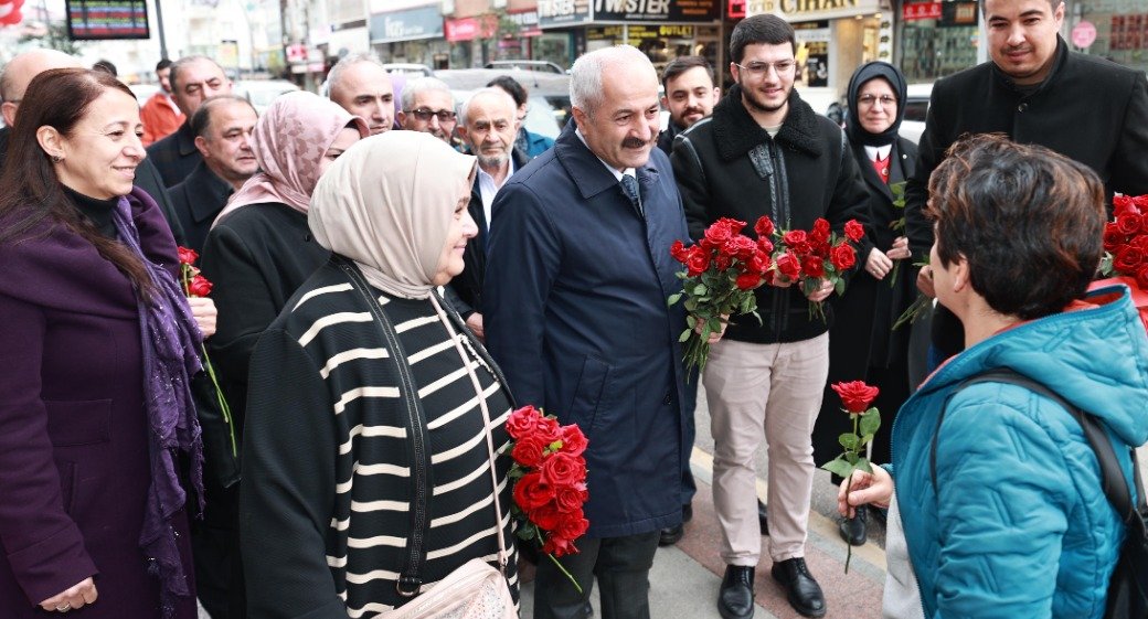 Başkan Adayı Büyükgöz’den Gebzelilere Çiçek Takdimi 