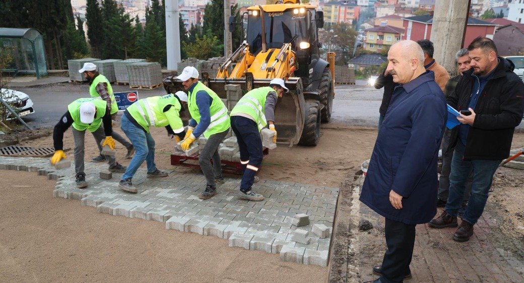 Başkan Büyükgöz Adem Yavuz Mahallesi’nde Üstyapı Çalışmalarını Yerinde İnceledi