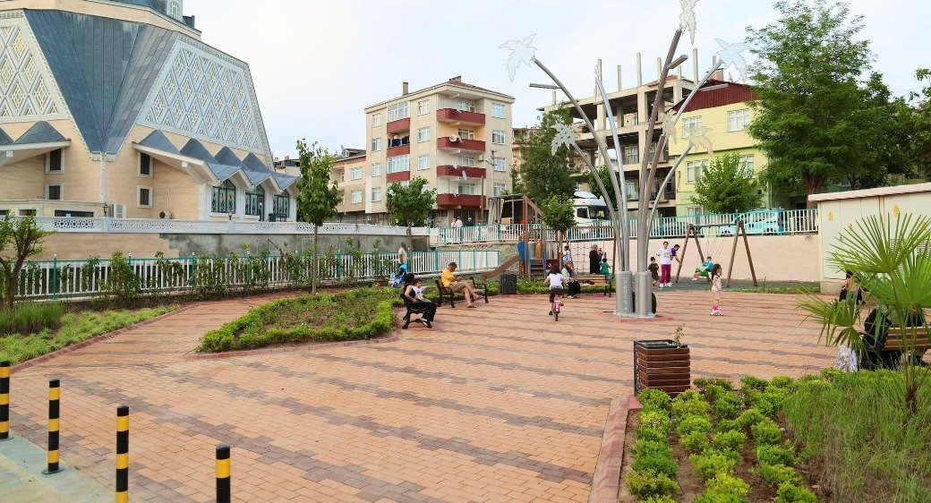 Başkan Büyükgöz Yeni Yapılan Parkı İnceledi