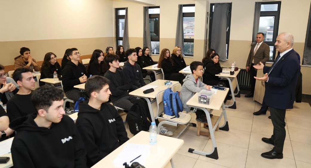 BAŞKAN BÜYÜKGÖZ VE KAYMAKAM ÖZYİĞİT’TEN OKUL ZİYARETİ