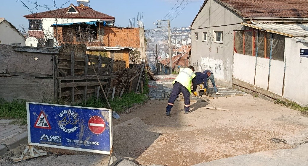 GEBZE BELEDİYESİ’NİN PARKE VE BORDÜR ÇALIŞMALARI DEVAM EDİYOR   