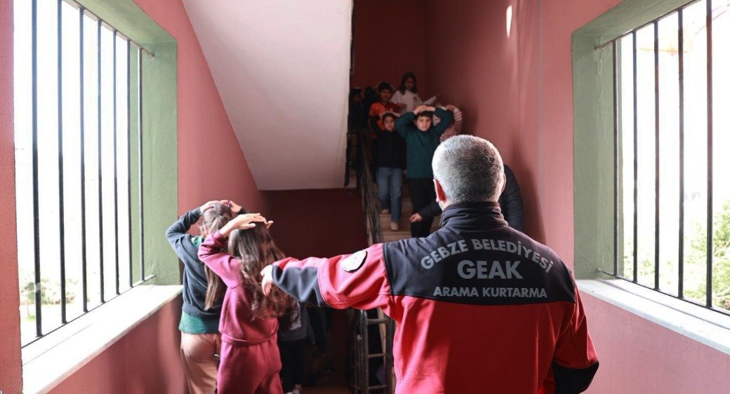 GEAK’tan İlkokul Öğrencilerine Deprem Tatbikatı