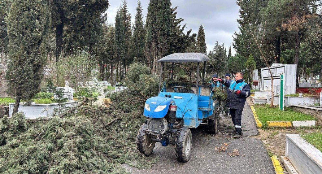Gebze’de Bayram Öncesi Mezarlıklarda Bakım Çalışmaları Hızlandı