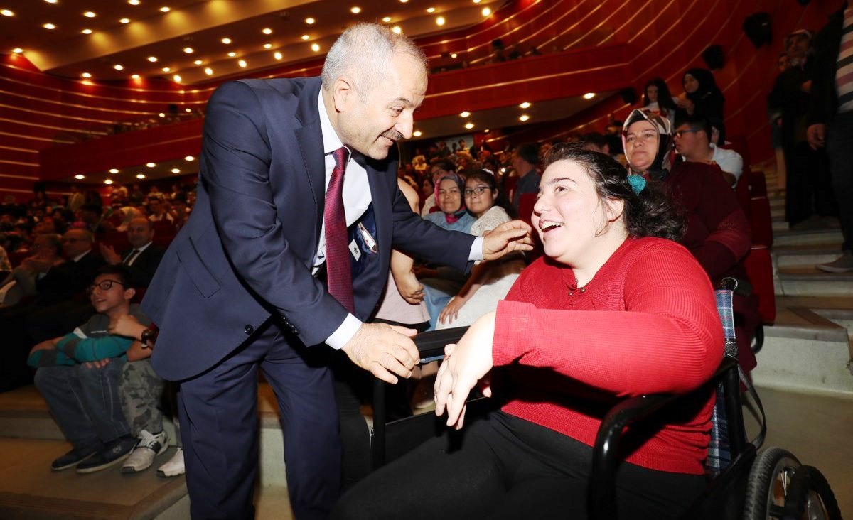 Özel çocuklara diplomalar Başkan Amcalarından