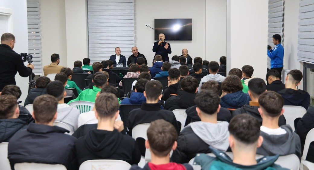 Başkan Büyükgöz Beylikbağısporun Genç Futbolcularıyla Buluştu