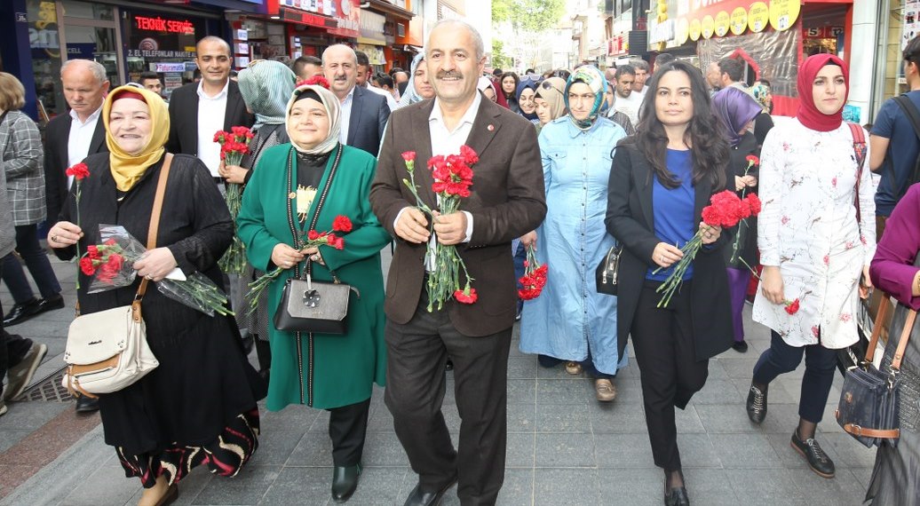 Başkan Büyükgöz´den Anneler Günü Çiçeği