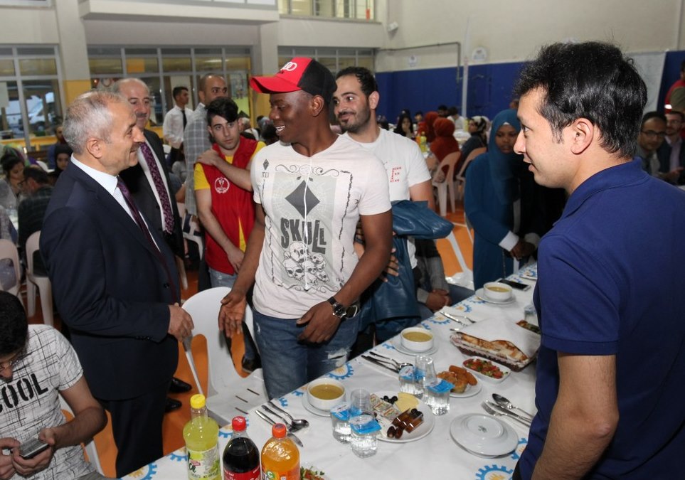Başkan Büyükgöz iftarını gençlerle açtı