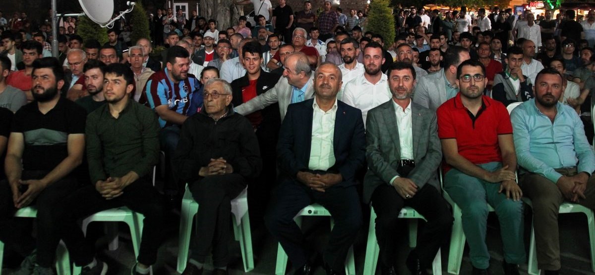 Başkan Büyükgöz Milli maçı Gebzelilerle izledi