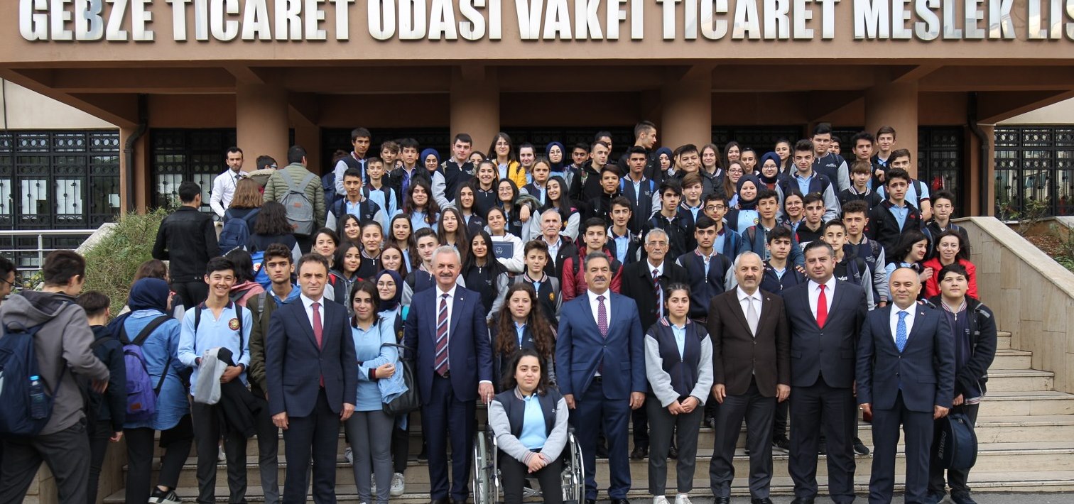 Kaymakam Güler ve Başkan Büyükgöz bayrak töreninde