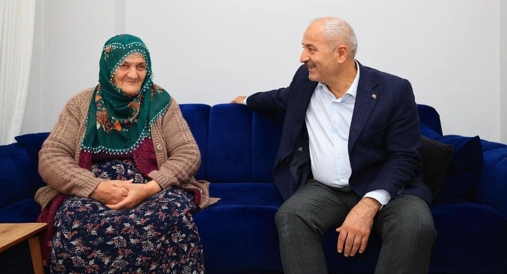 Başkan Büyükgöz Cumhuriyet Çınarını Ziyaret Etti