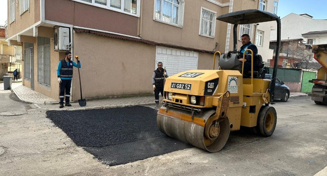 GEBZE BELEDİYESİ ASFALT YAMA ÇALIŞMALARINA DEVAM EDİYOR