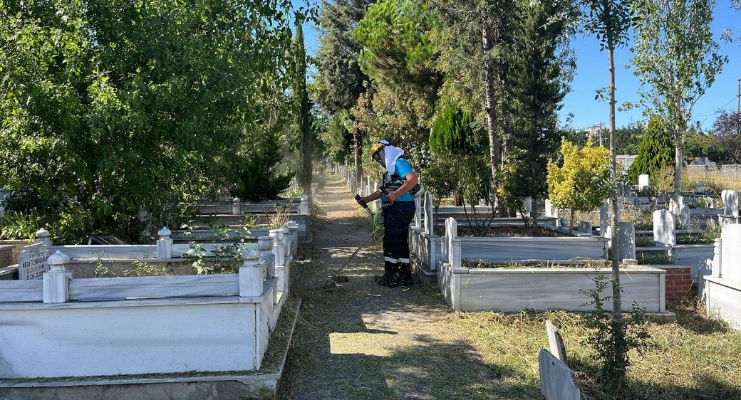 Gebze’de Mezarlıklara Titiz Bakım