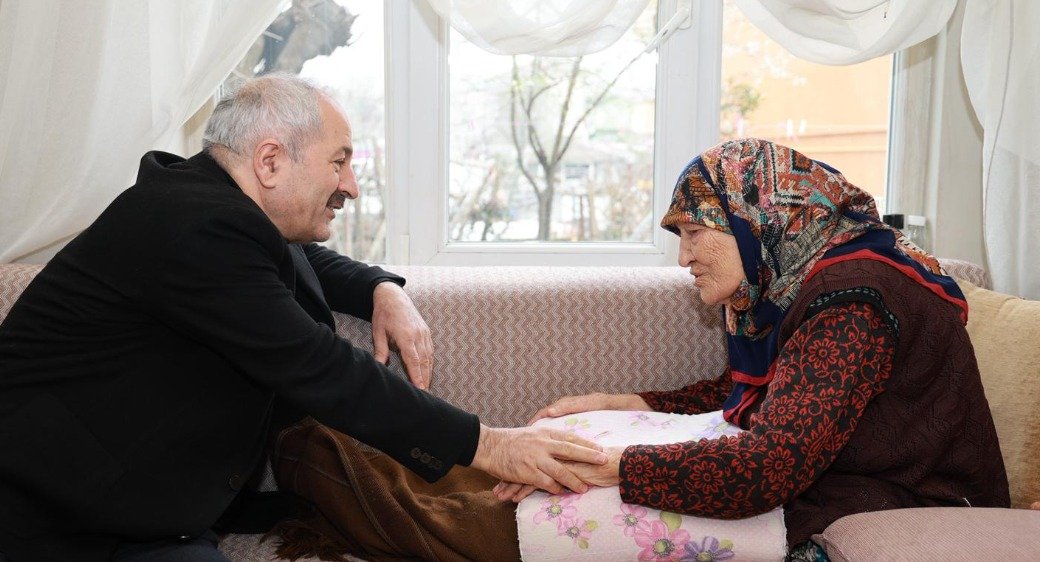 Başkan Büyükgöz’den 100 Yaşındaki Hesna Karaca Teyzeye Ziyaret