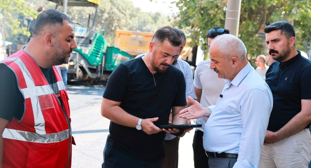 Başkan Büyükgöz, İstasyon Mahallesi'nde Devam Eden Asfalt Çalışmalarını Yerinde İnceledi