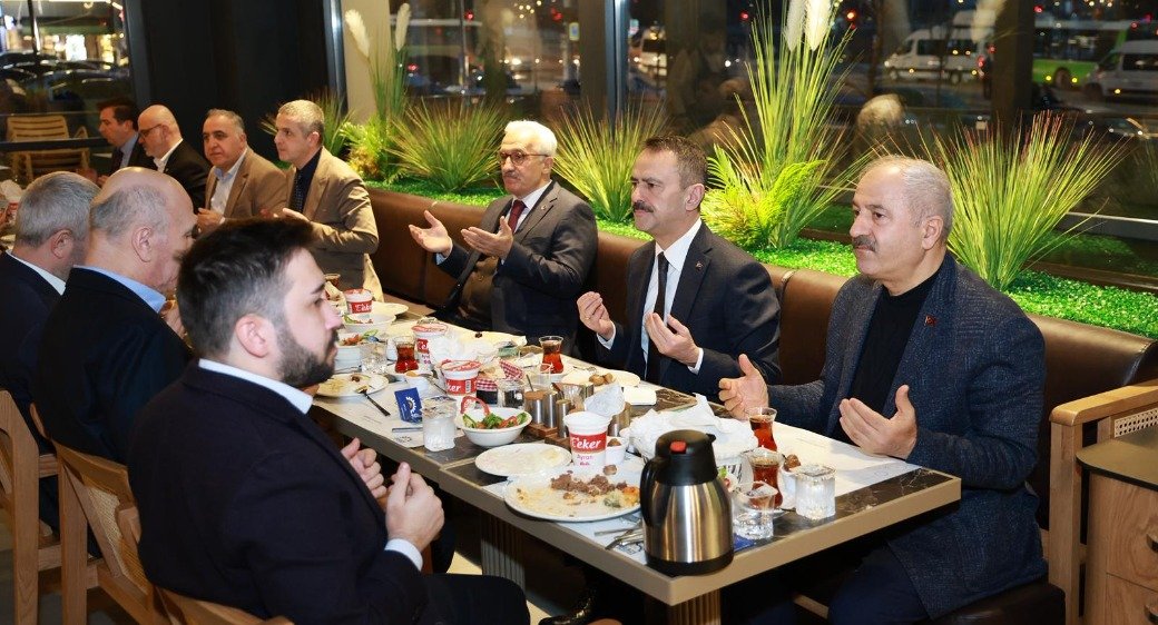 GEBZE BELEDİYE BAŞKANI ZİNNUR BÜYÜKGÖZ YENİ AÇILAN BEYLİKBAĞI GÜZİDEDE İLÇE PROTOKOLÜNÜ AĞIRLADI