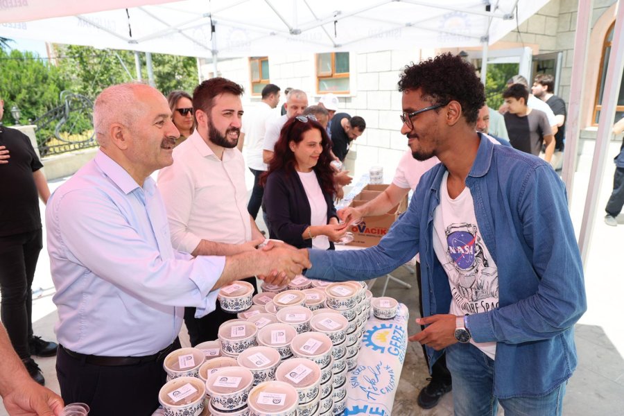 Başkanlar Cuma Namazı Sonrası Vatandaşa Aşure Dağıttı