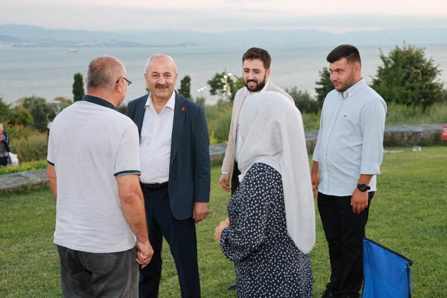 Başkan Büyükgöz, Eskihisar Millet Bahçesi ve Botanik Parkı'nda Vatandaşlarla Bir Araya Geldi