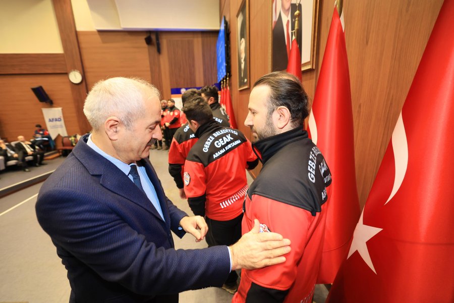 Gebze’nin kahramanları GEAK ekibine  AFAD Sertifikası ve Arma Takdimi