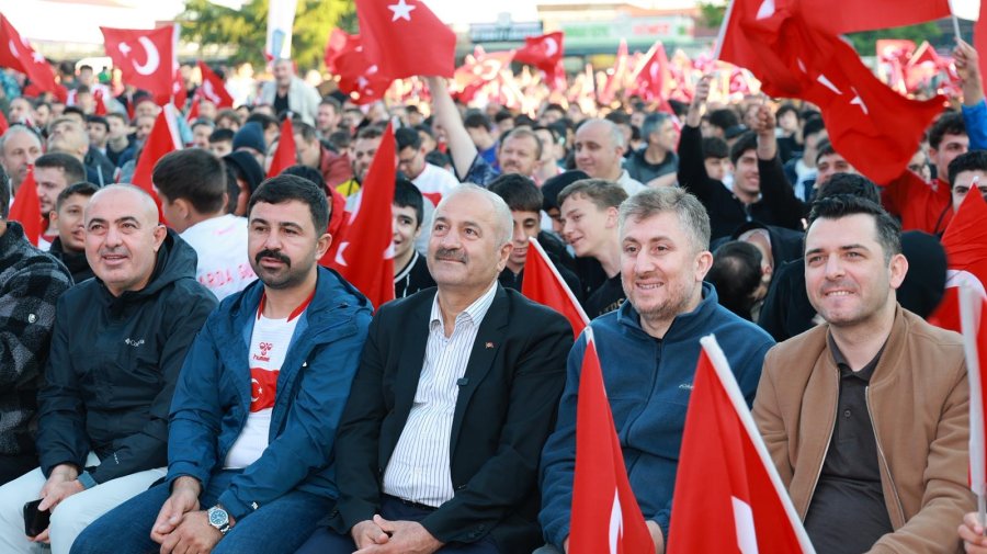 Bizim Çocuklar’ın Maçı Kent Meydanı’nda İzlendi