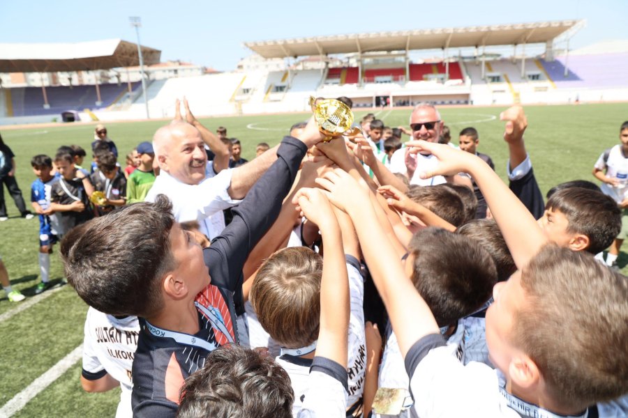 Başkan Büyükgöz Minik Sporcuları Yalnız Bırakmadı