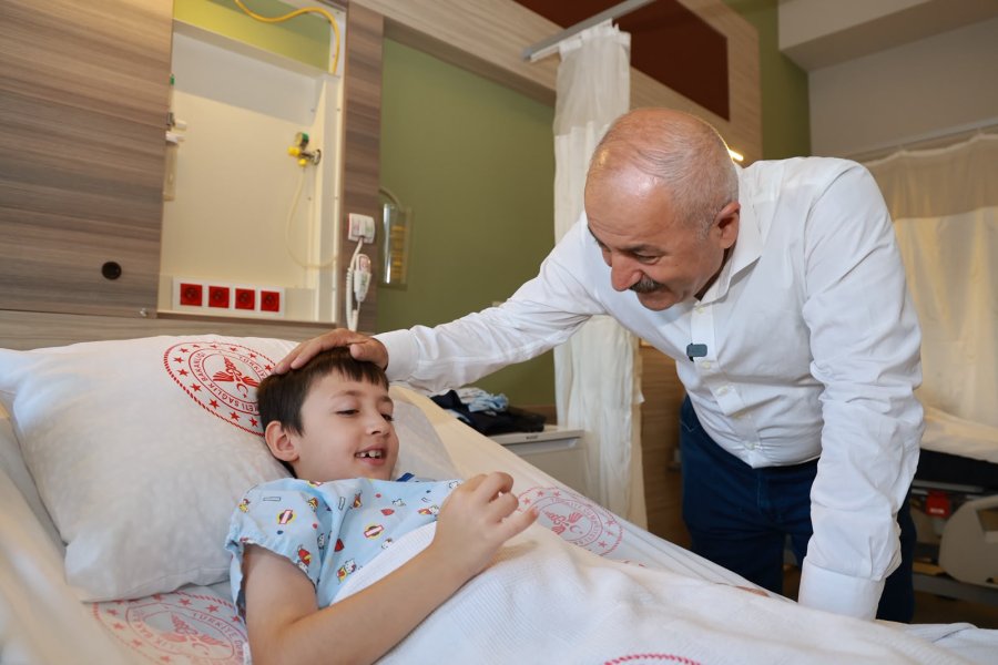 Başkan Büyükgöz'den Sünnet Çocuklarına Moral Ziyareti