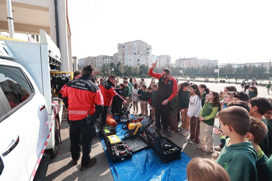 GEAK’tan İlkokul Öğrencilerine Deprem Tatbikatı