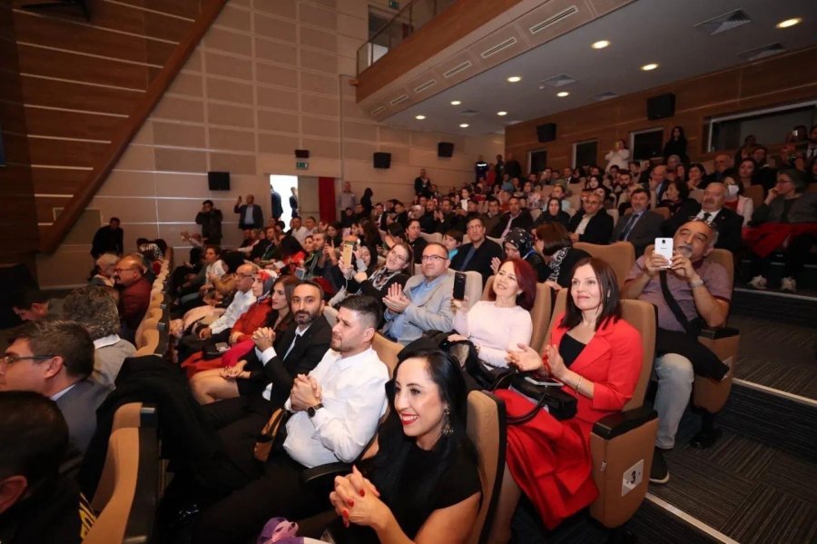 Orhan Hakalmaz türkülerini  Gebzeli Öğretmenlere Söyledi