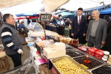 Başkan Büyükgöz  Cuma Pazarında