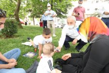 Başkan Amcalarından  Çocuklara Armağanlar