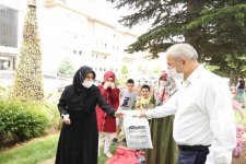 Başkan Amcalarından  Çocuklara Armağanlar