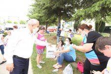 Başkan Amcalarından  Çocuklara Armağanlar