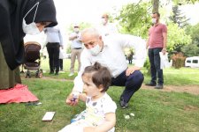 Başkan Amcalarından  Çocuklara Armağanlar