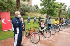 Büyükgöz  Çocuklara Bisiklet Hediye Etti