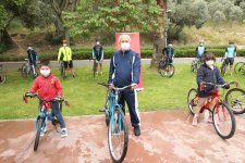 Büyükgöz  Çocuklara Bisiklet Hediye Etti