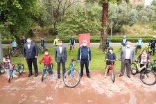Büyükgöz  Çocuklara Bisiklet Hediye Etti
