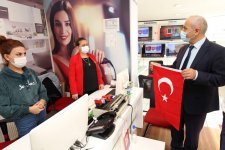 Başkan Büyükgöz Esnafa Türk Bayrağı Hediye Etti