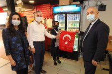 Başkan Büyükgöz Esnafa Türk Bayrağı Hediye Etti