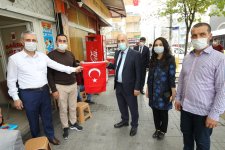 Başkan Büyükgöz Esnafa Türk Bayrağı Hediye Etti